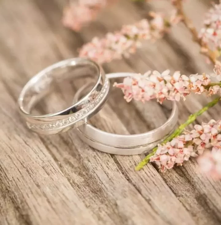 Save or Splurge? How Much Should You Spend on a Wedding Band?