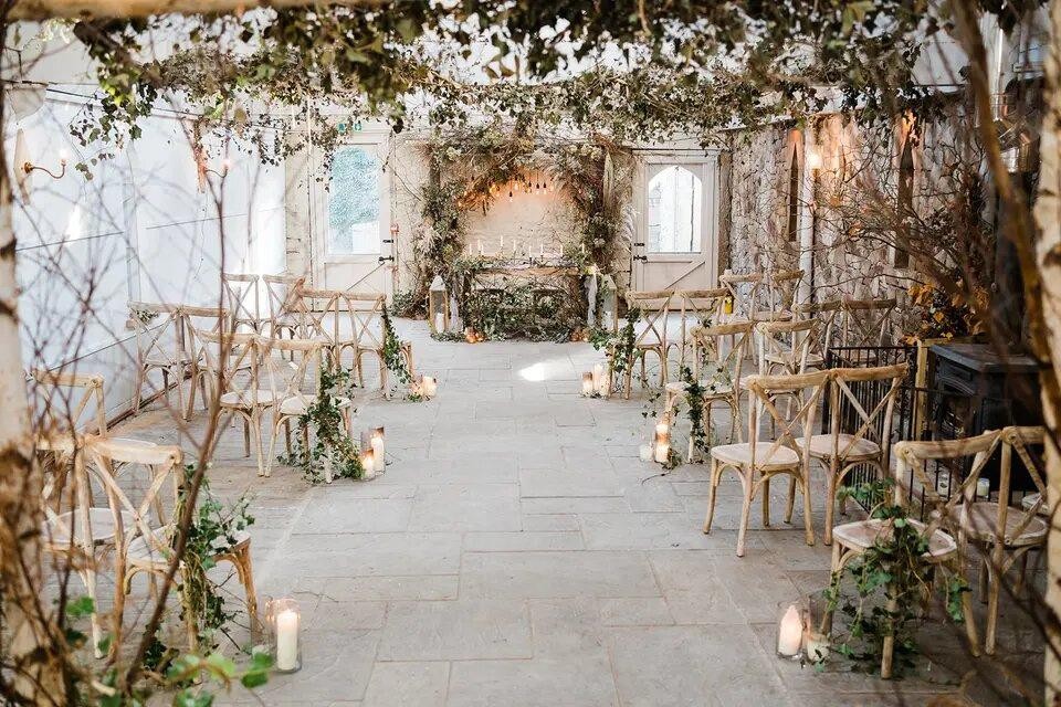 How to Decorate a Narrow Wedding Aisle Without Blocking the Processional